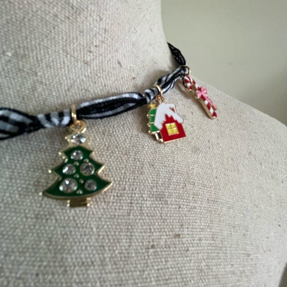 Festive Christmas Charm Necklace 🎄 ☃️Super Cute Gingham Ribbon NWT ✨🎁 - Picture 5 of 10